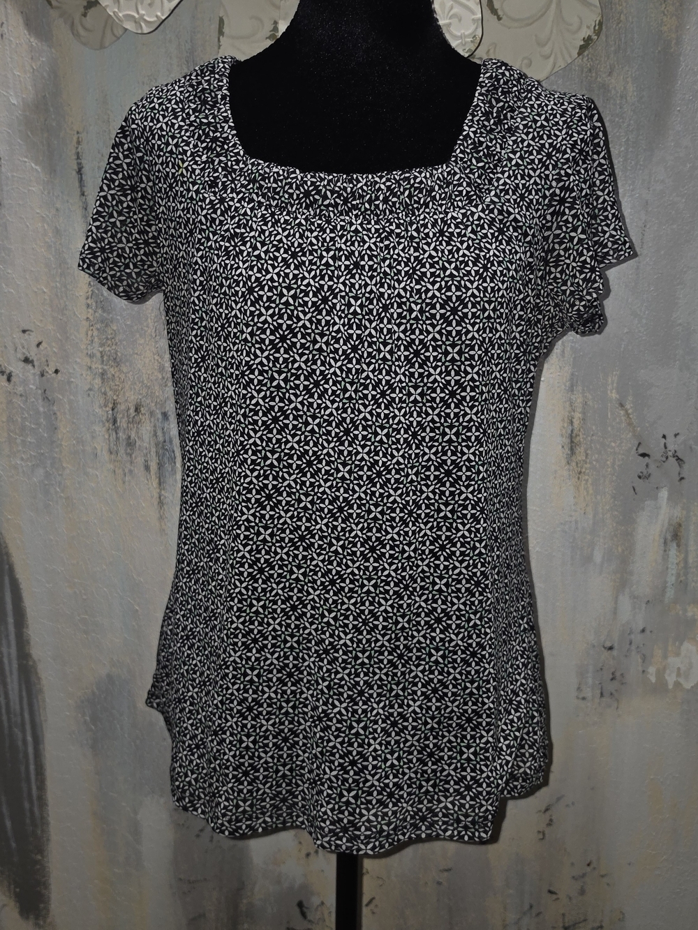 croft & barrow Black White Floral-Geo Square Neck Short Sleeve W/ Green Accents